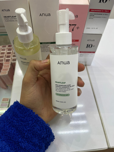 روغن پاک کننده و کنترل منافذ آنوا هارتلیف«پاککنندگی ملایم و عمیق با حس تازگی و لطافت پوست»